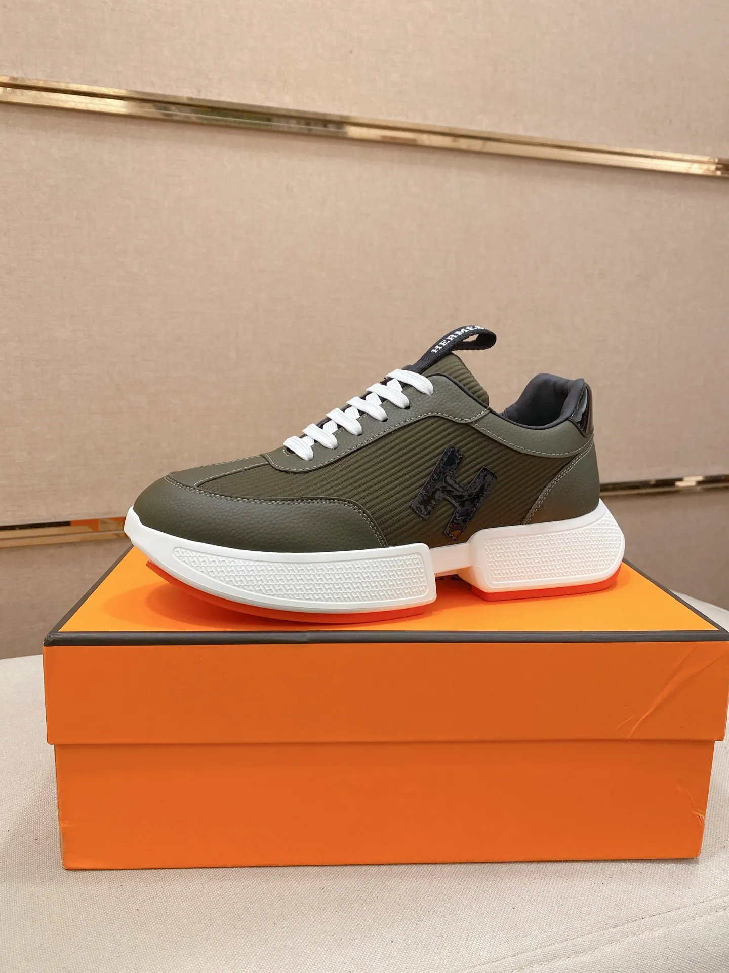 Ex-factory price: 460💰《HERMES》【Classic original single version】Hermès; top 🔝purchasing agent🔍🔍men's latest 🇺🇸 counter sales simultaneously, imported from Italy original ▲▲cowhide ▲▲ (high-end, nobility, class) ) Exquisite workmanship (Italian 🇮🇹 imported water-dyed 🐂 cowhide lining) sole: original sole provided by the original factory, ⚠️exclusive double-layer activity·TPR·rubber·combined molded outsole; super comfortable·wear-resistant·non-slip·environmental protection The real thing is more beautiful if you take the real thing (high quality, follow the order). You can enter and exit the counter at will * Number of yards: 38-44 (45 can be customized and cannot be returned or exchanged)